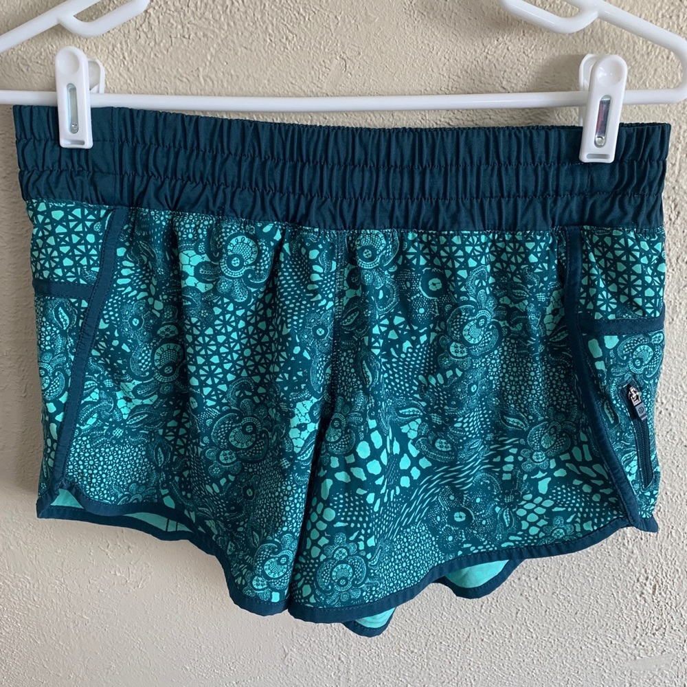 Lululemon Tracker Short, green/teal print